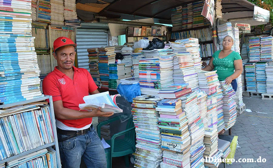 Padres intercambian libros escolares para poder economizar