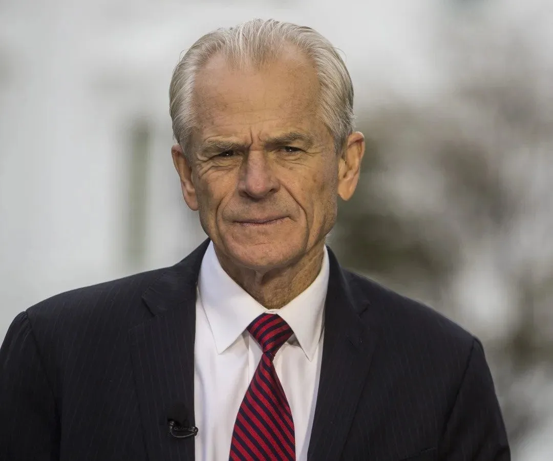 Demandan a un exasesor de Trump por negarse a facilitar sus correos oficiales