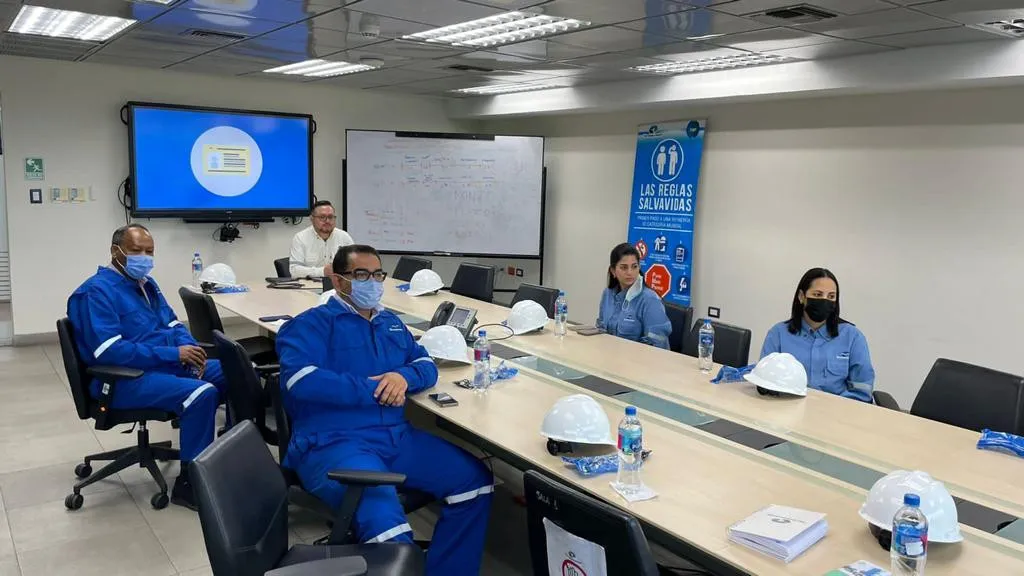 Establece contacto con petrolera Ecuador para ampliar marco de cooperación internacional