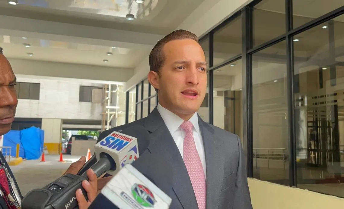 Diputado Ángel Estévez deposita proyecto para ampliación del hospital traumatológico de La Vega