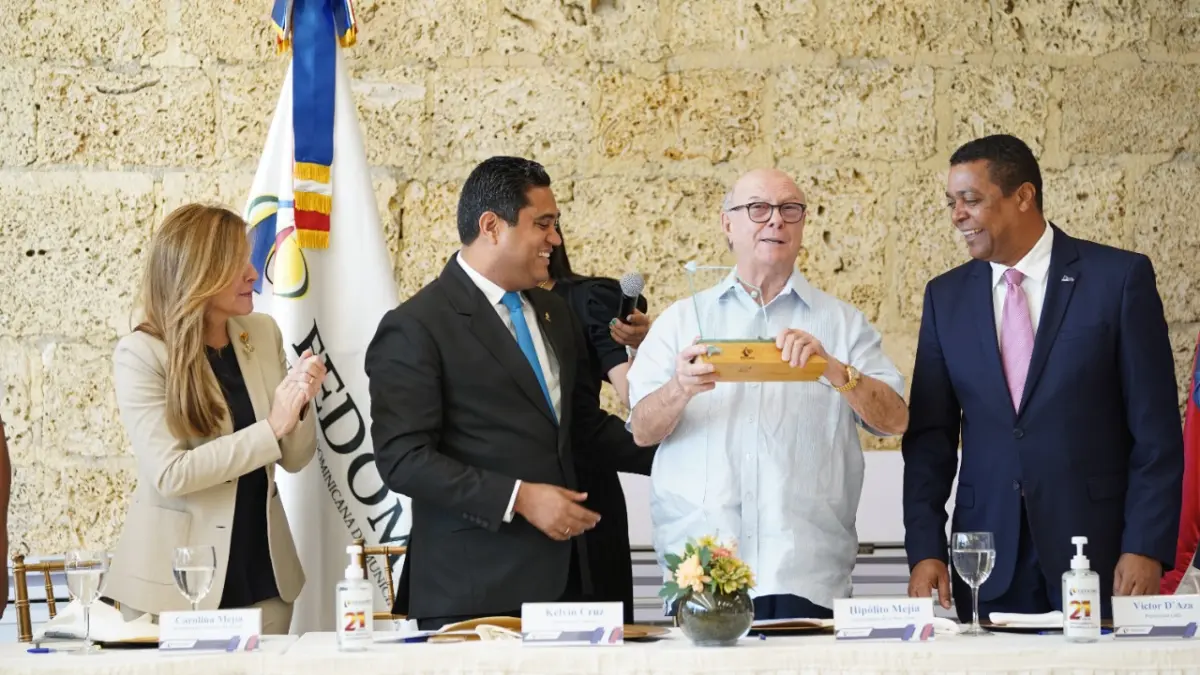 Reconoce a Hipólito Mejía por aportes a la municipalidad