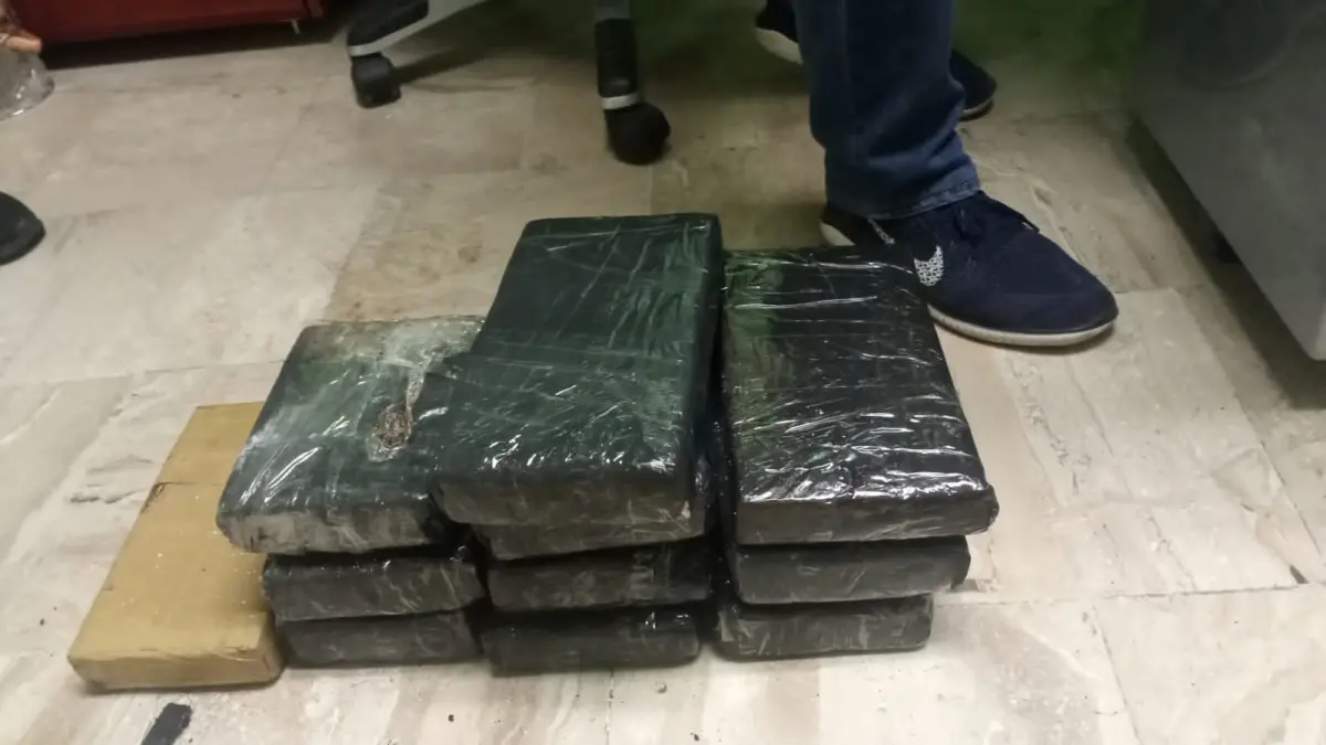 Ocupan en silla de ruedas 13 paquetes presumiblemente cocaína
