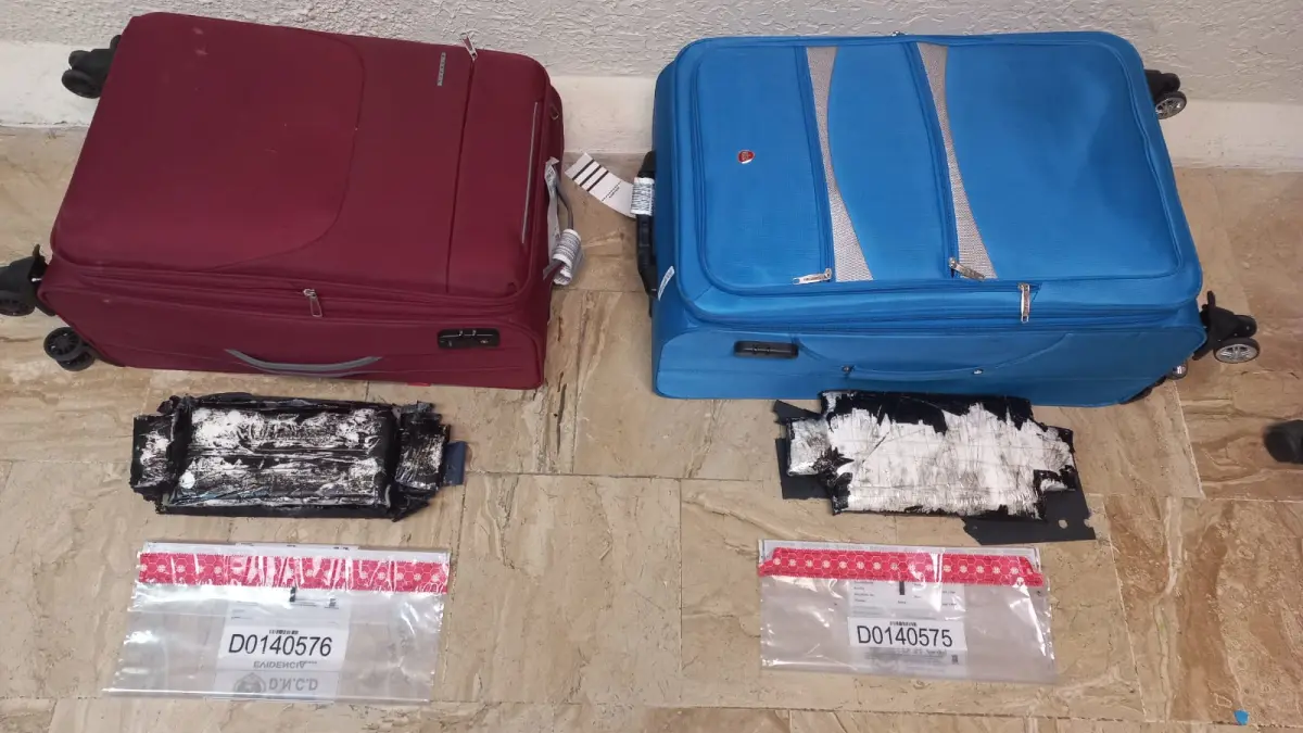 Detienen estadounidense llevaría a EE.UU. dos paquetes presumiblemente cocaína