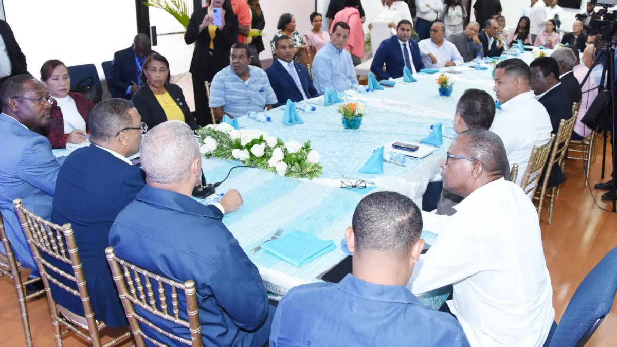 Socializan acuerdo para integrar más agrimensores al Plan Nacional de Titulación de Terrenos del Estado