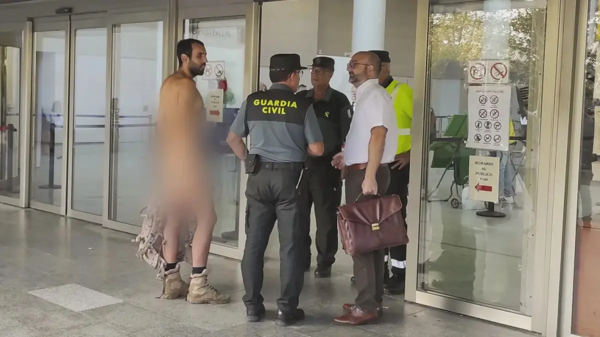 Un joven intenta entrar desnudo al juzgado para ir a un juicio por exhibicionismo