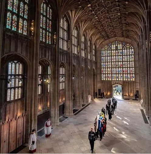 El féretro de Isabel II entra en la bóveda real en Windsor