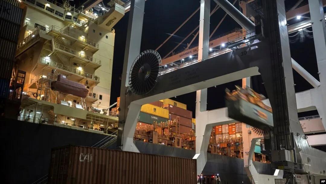 El déficit de EEUU cae el 12,6% con dólar fuerte y una moderación de consumo