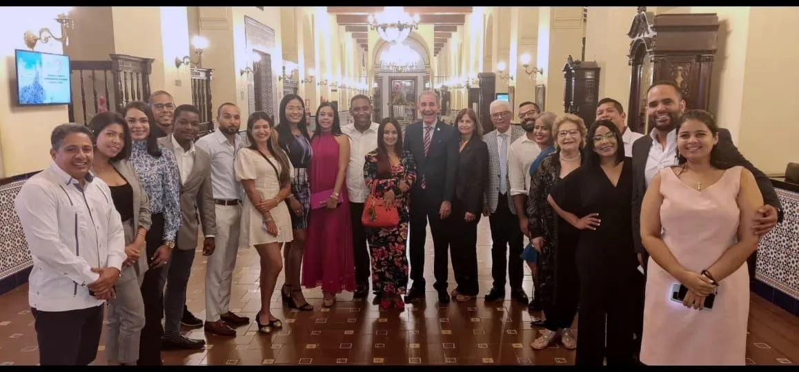 Director de la Mescyt se reúne con estudiantes dominicanos en Cuba