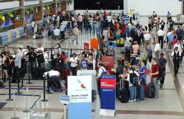 Cancelan vuelos y ferris y cierran comercios en islas caribeñas por Fiona