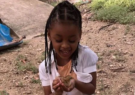 Hablando perfecto español hija de Cardi B disfruta sus vacaciones en RD