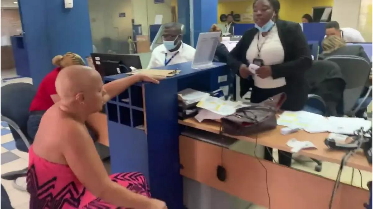 Video: Frustrada mujer exige solución a abusos de Edeeste en oficina de Villa Mella