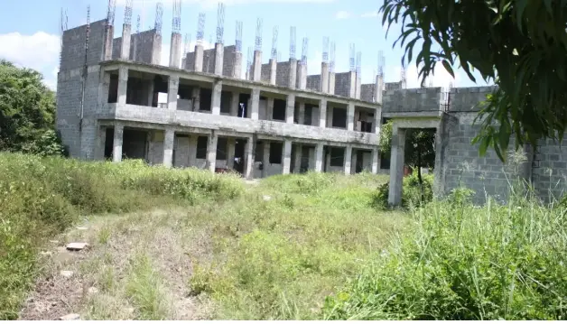 Gobierno del PLD dejó contratos de 376 escuelas con 20% del avance y sin solar