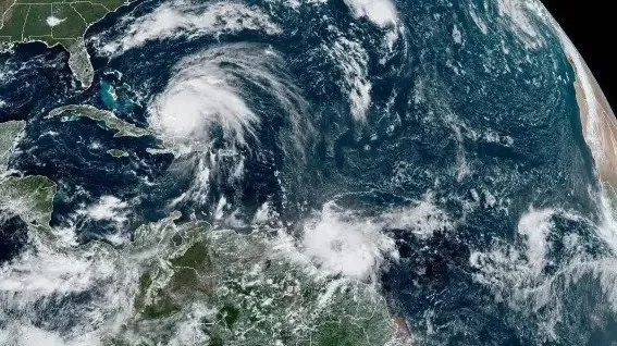 Fiona se dirige al norte mientras una onda tropical pone en alerta al Caribe