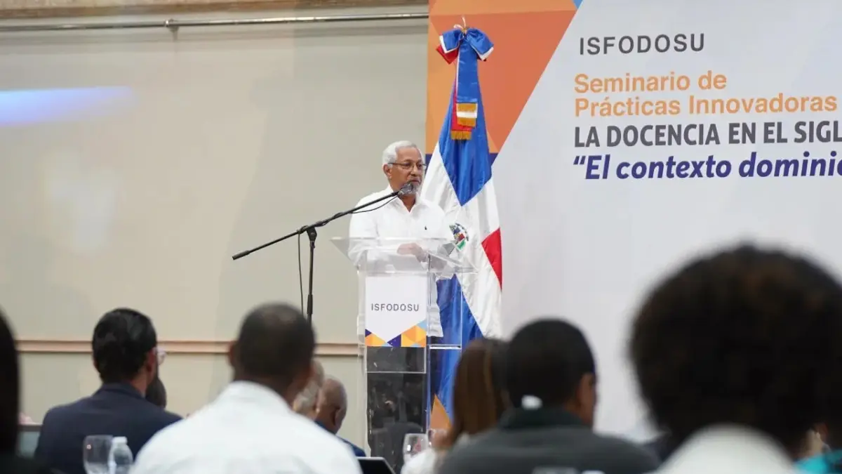 Ministro de Educación aboga por revisar y actualizar la formación de los docentes