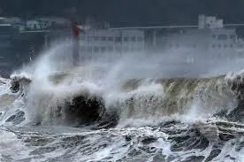 El tifón Nanmadol deja dos muertos y una docena de heridos en el sur de Japón