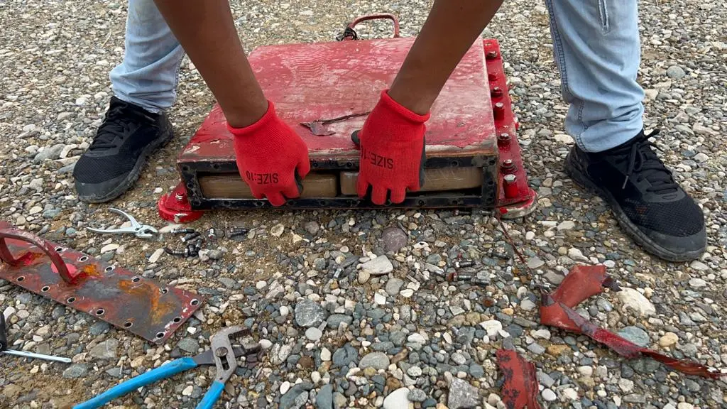 DNCD ocupa 13 paquetes presumiblemente cocaína escondidos debajo de buque