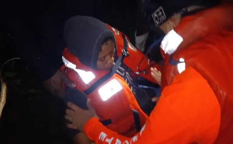 Defensa Civil rescata dos personas quedaron atrapadas por crecida río Duey, en La Altagracia