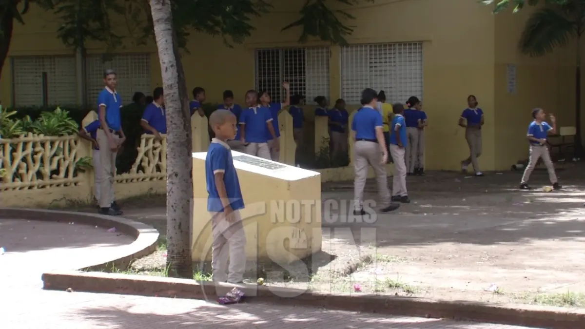 Se normaliza asistencia de alumnos en escuelas de Santo Domingo; mientras padres aún buscan cupos para sus hijos