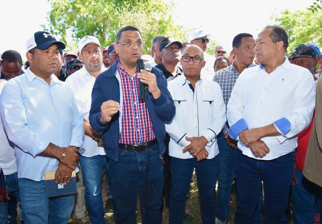 Presidente Abinader conforma comisión para solucionar conflicto por terrenos en Villarpando, Azua