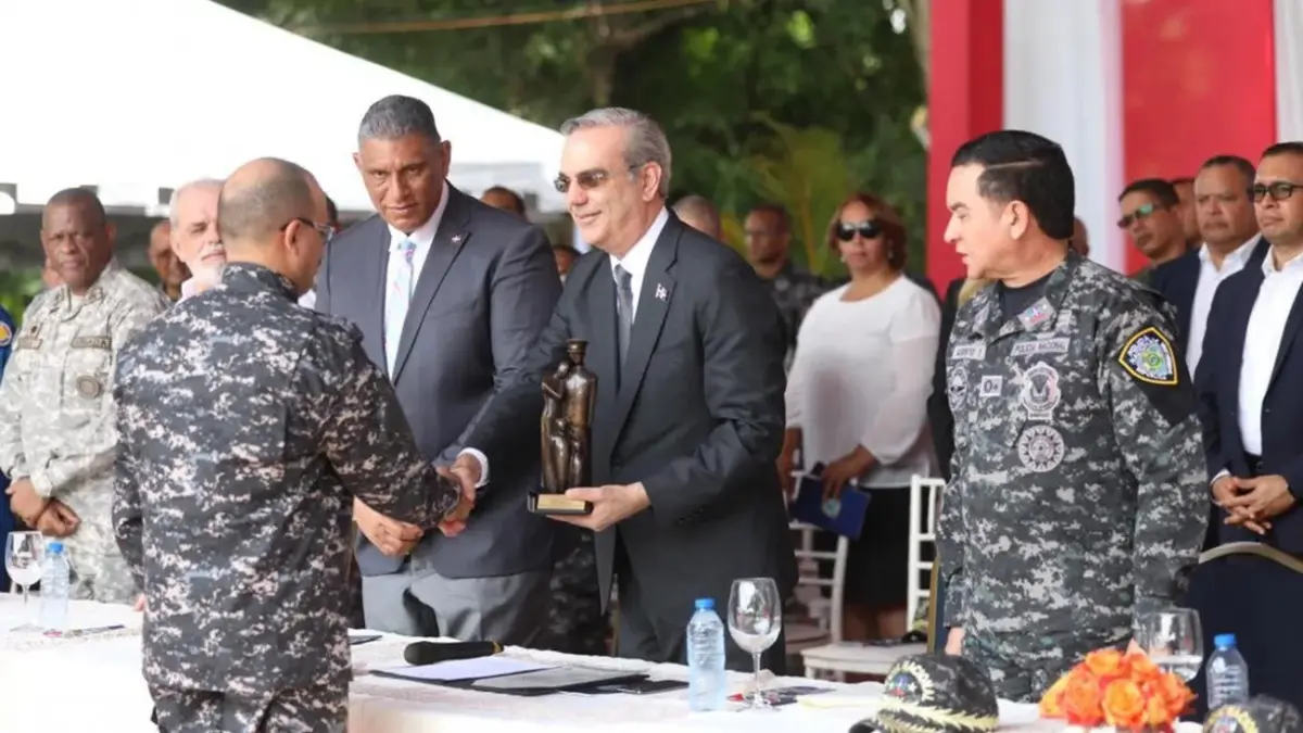 Masalles dice seguridad no depende de una persona; Abinader gradúa 901 rasos