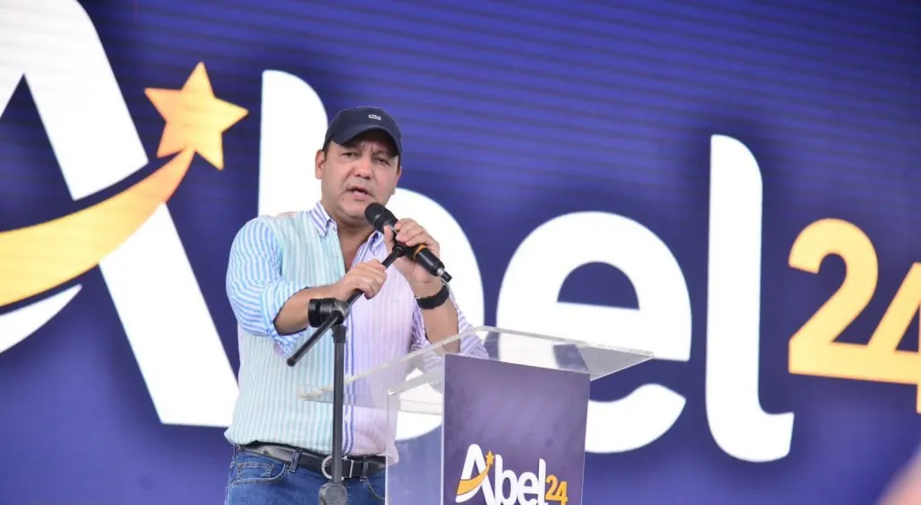 Abel Martínez dice que no descuidará su trabajo en la alcaldía de Santiago