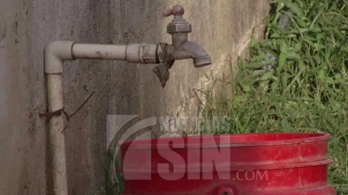 Moradores de Santo Domingo Oeste temen brotes de cólera por escasez de agua