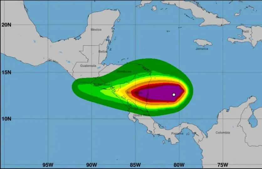 Julia mantiene fuerza de huracán mientras cruza Nicaragua hacia el Pacífico