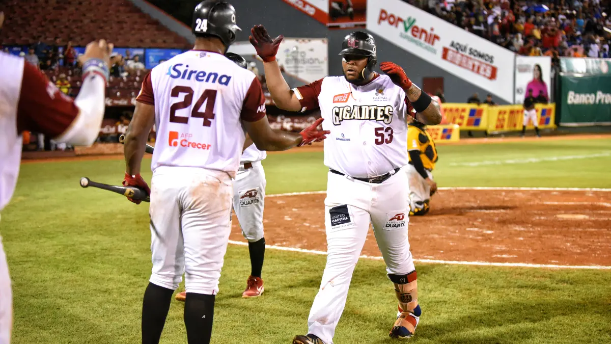 Con jonrón de Edwin Espinal los Gigantes empatan en victorias en la cima