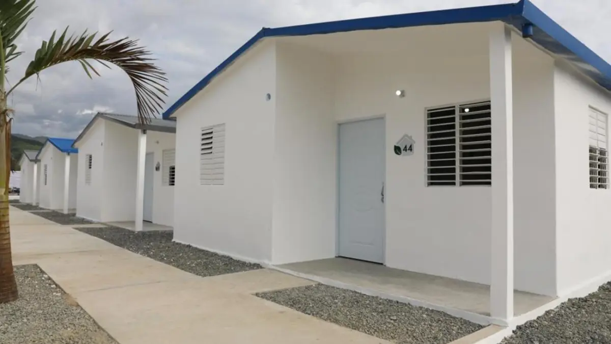 Presidente Abinader entrega viviendas en Azua