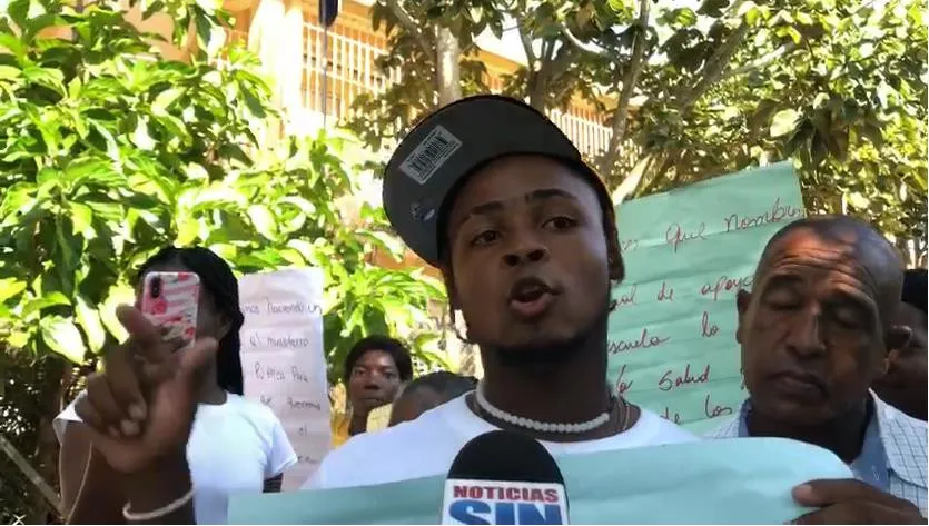 Padres denuncian precariedades en la escuela José Francisco Peña Gómez