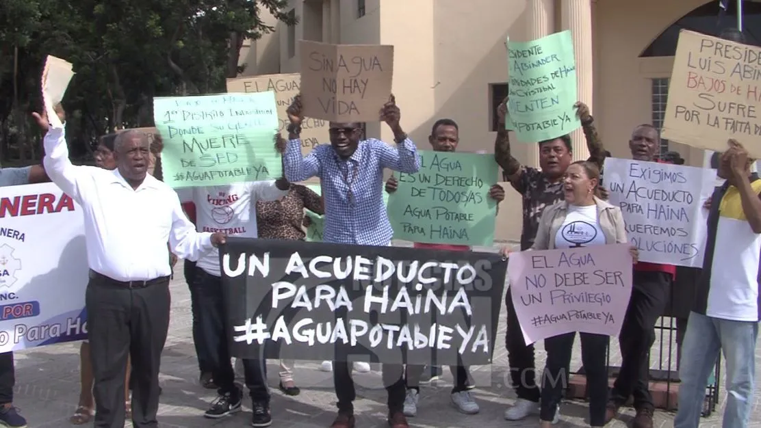 Comunitarios de Haina se manifiestan frente al Palacio Nacional exigiendo construcción de acueducto