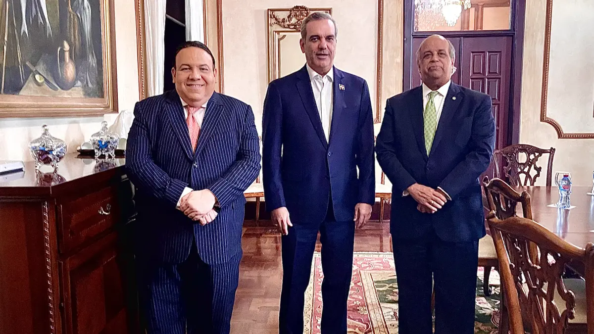 Presidente Abinader recibe Academia Dominicana de la Historia