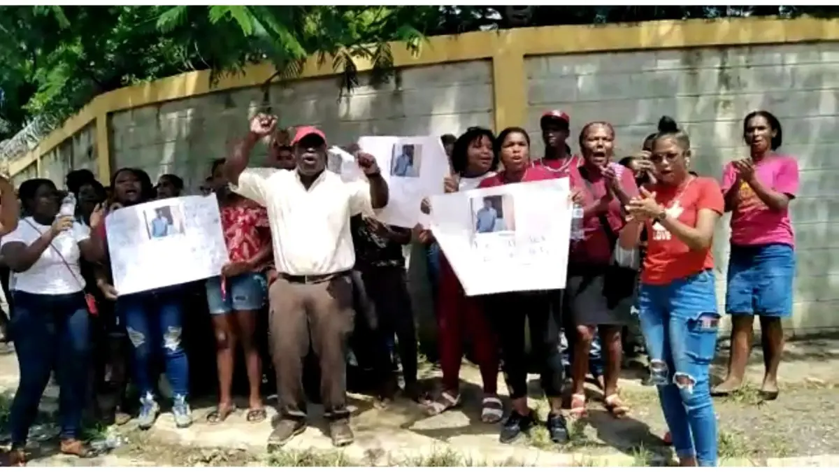 Protestan exigiendo libertad de estudiante que se vio envuelto en riña en una escuela