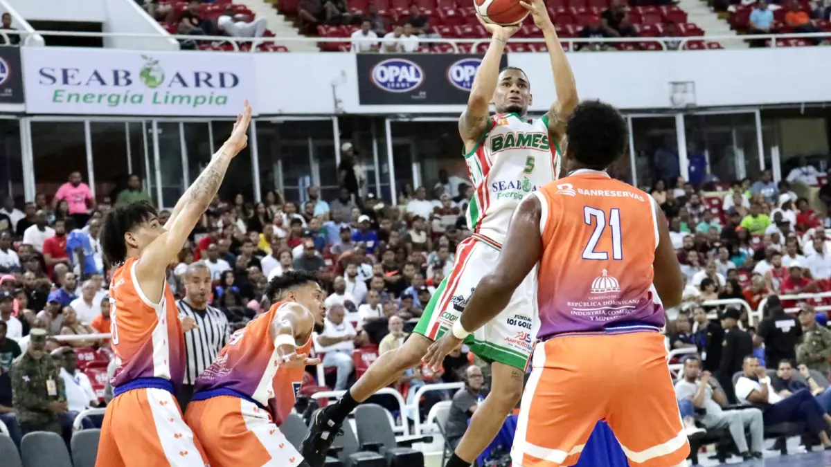 Víctor Liz y Jean Quezada, verdugos de Huellas del Siglo en torneo basket superior distrital