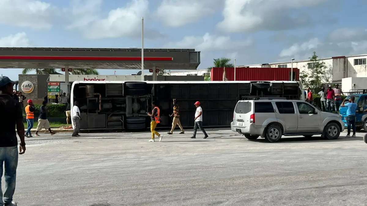 Aquí la lista de quiénes iban en autobús accidentado en Bávaro; se dirigían a isla Saona