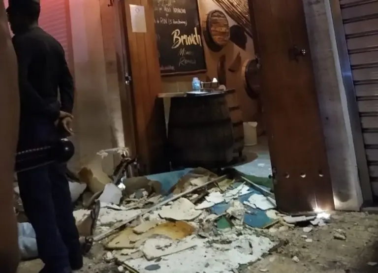 Se desploma techo de un restaurante y cae sobre dos mujeres en la Zona Colonial