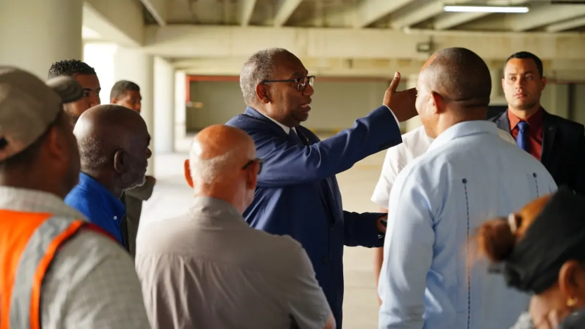 Repararán parqueos del comedor de la UASD; harán gimnasio, tiendas y salón