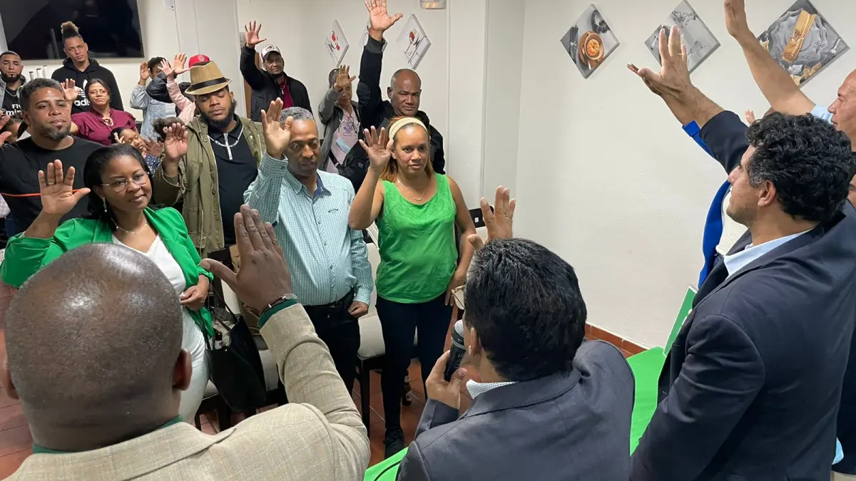 Presidente junto Dirección del PRM en Segovia, España pasan a la Fuerza del Pueblo