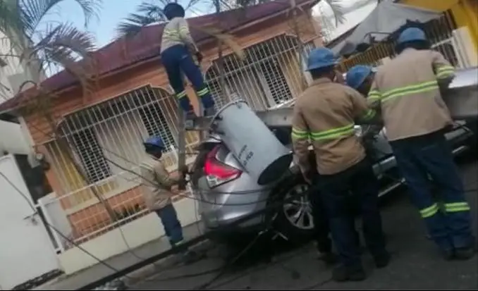 Mujer denuncia Edesur no le paga daños por vehículo afectado tras caída de poster eléctrico en San José de Ocoa