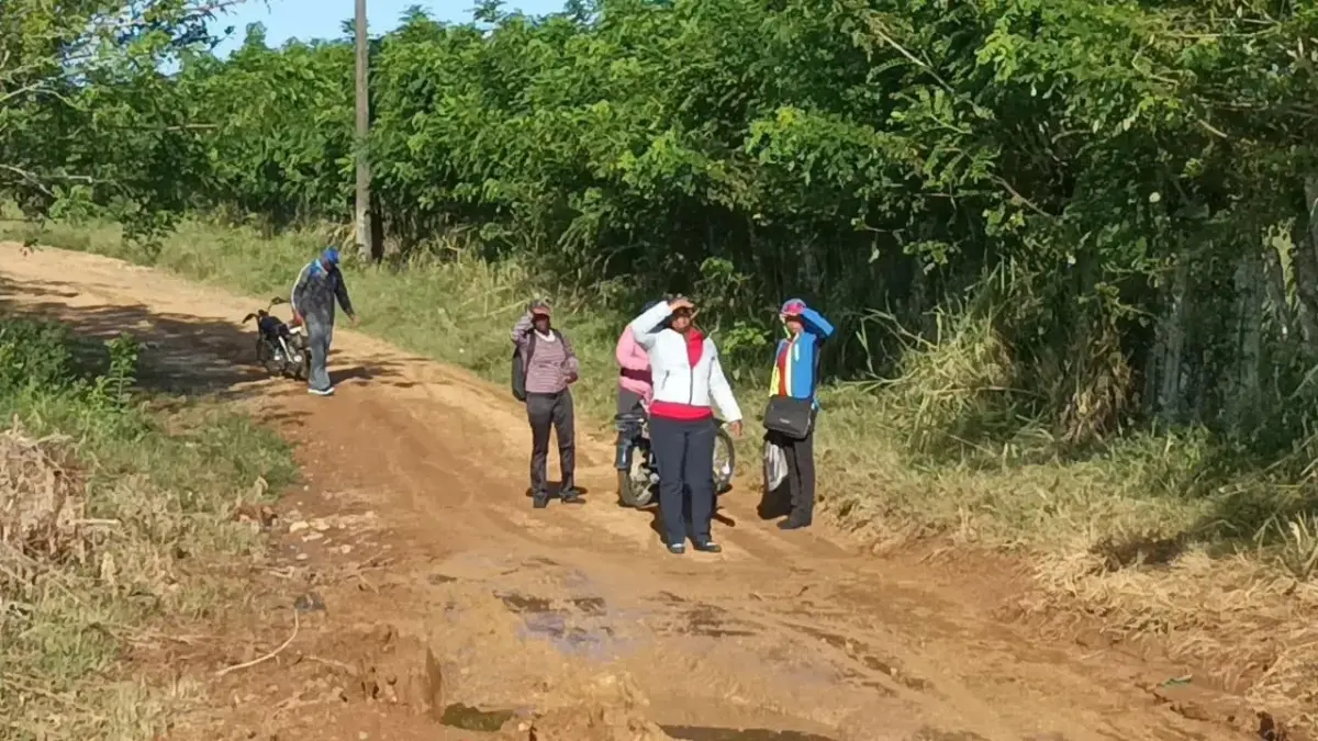 Comunitarios bloquean carretera de Sabana Grande de Boyá en reclamo de su reparación