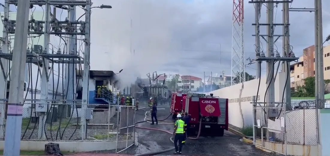 Bomberos controlan incendio que afectó subestación de Edeeste