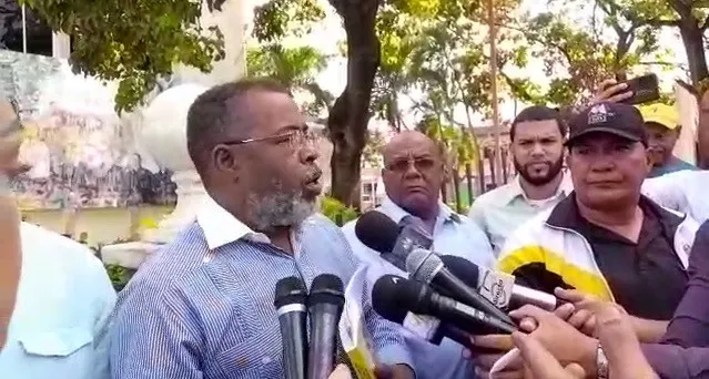 Conductores amenazan con paralizar transporte turístico si autoridades actúan con abuso contra chofer de accidente en Bávaro