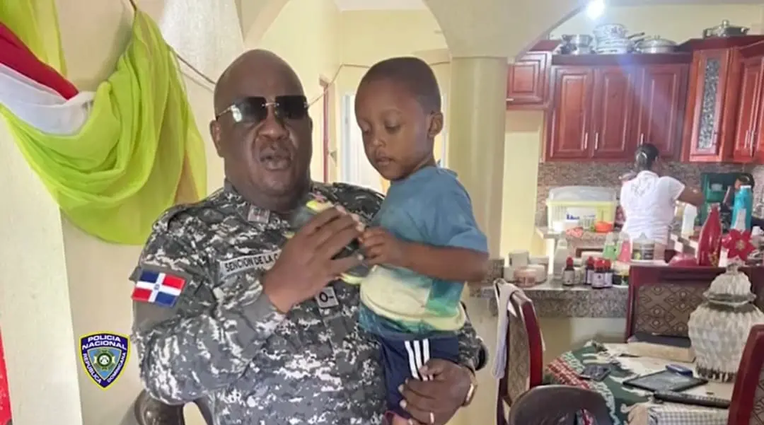 Policía se disculpa por patrulla que detuvo hombre que iba con niño a bordo de motocicleta en Baní