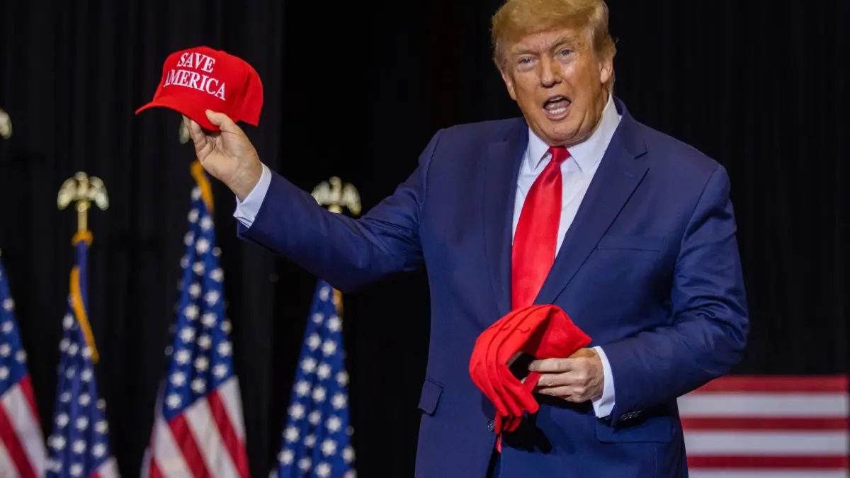 Juez dice que expresidente Trump debe contratar abogado para nueva demanda