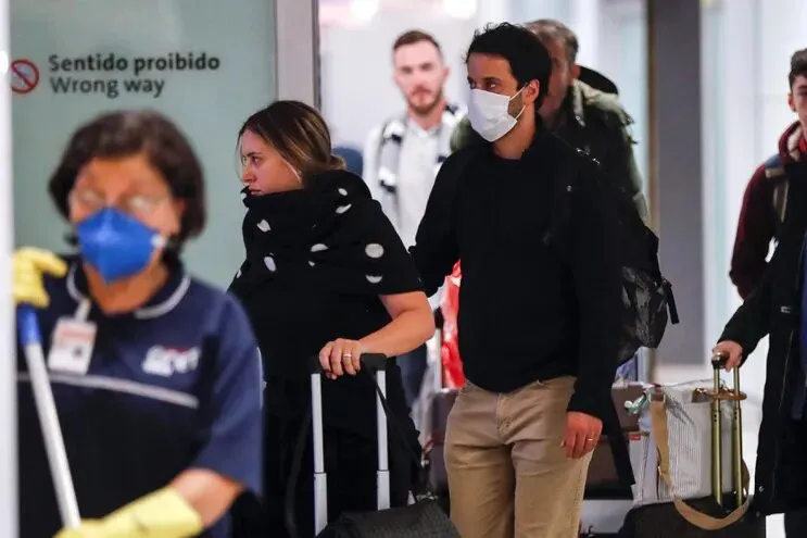 Brasil vuelve a imponer el uso de mascarillas en aeropuertos y aviones
