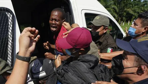 Agentes dispersan caravana de migrantes que saldrían de la mexicana Tapachula