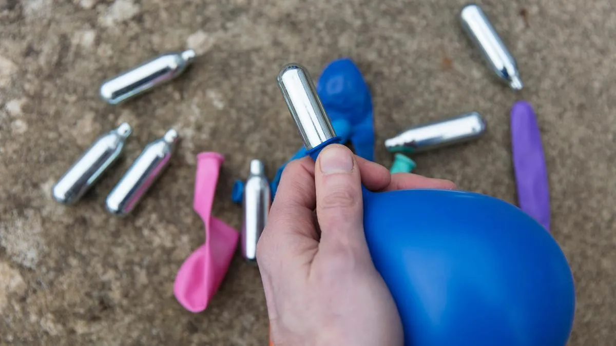 Alerta por consumo del gas de la risa, la droga barata de moda en Europa