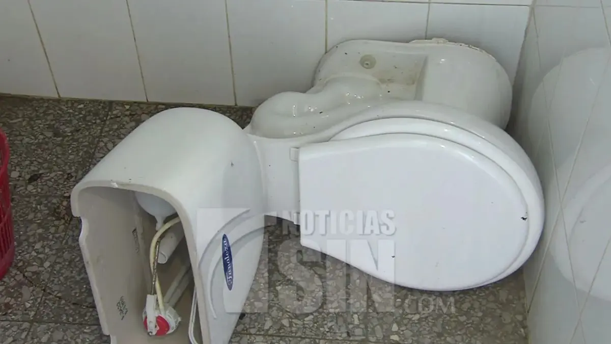 Padres denuncian que estudiantes deben limpiar el centro educativo ante falta de conserjes