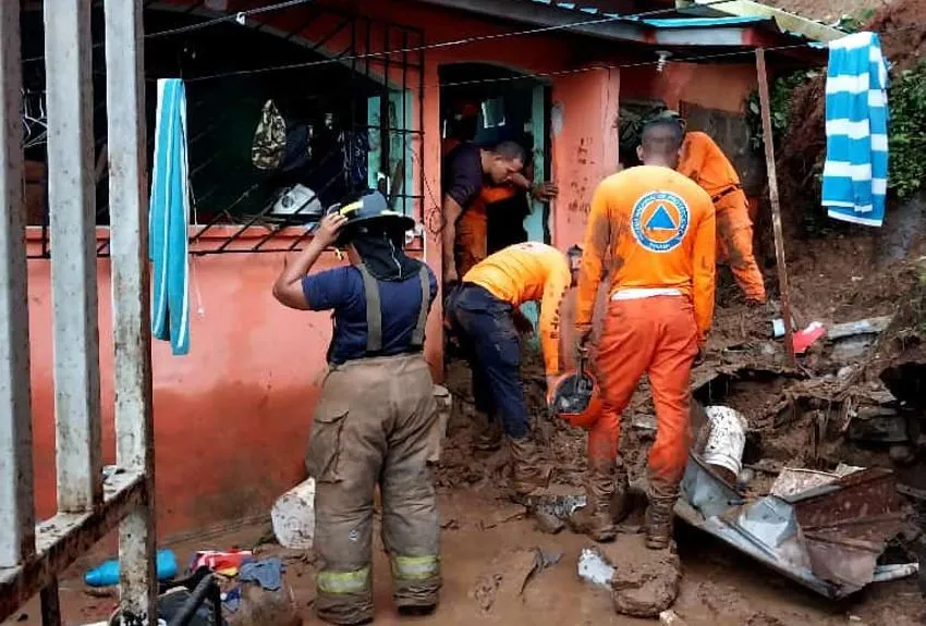 Padre e hijo mueren sepultados por deslizamientos causado por las lluvias en Panamá