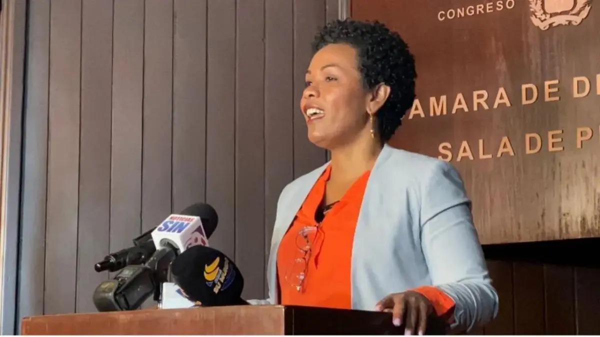 A tan solo un día de anunciar su salida del PRD, diputada ha recibido propuestas de otros partidos